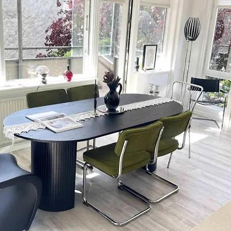 Modern - By The Lakes Apartment